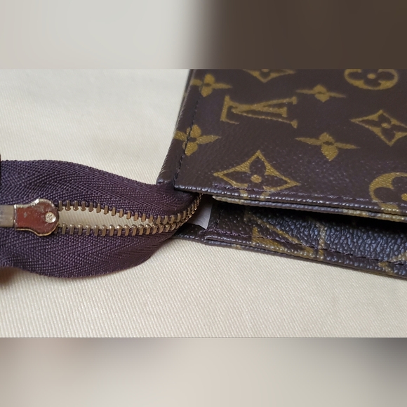 LOUIS VUITTON TOILETRY 26 COSMETIC BAG - Picture 10 of 16